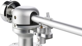 The radial tonearm has a smooth-running horizontal bearing made of sapphire, while vertical movements are realized via ball bearings