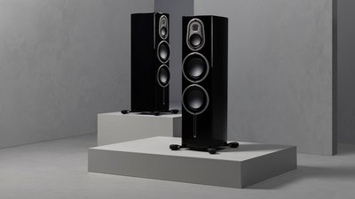 The flagship of the new Monitor Audio Platinum 3G seires, floorstanding speakers Platinum 300 3G, in black.