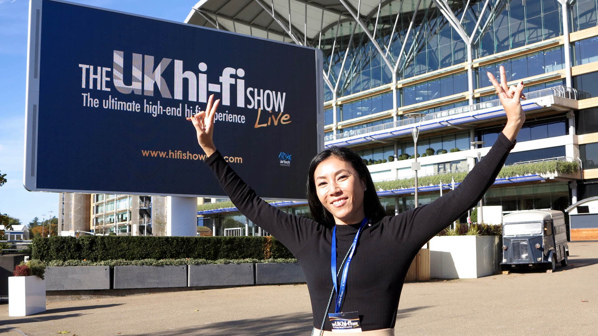 In 2019 the "UK Hi-Fi Show" for the first time took place at the "Grandstand" near the famous racecourse in Ascot. Izumi Saito from Luxman was especially happy about this.